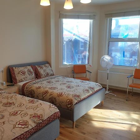 London Luxury Spacious 2 Bedroom Apartment 4 Mins From Ilford Stn. Free Parking Exterior foto